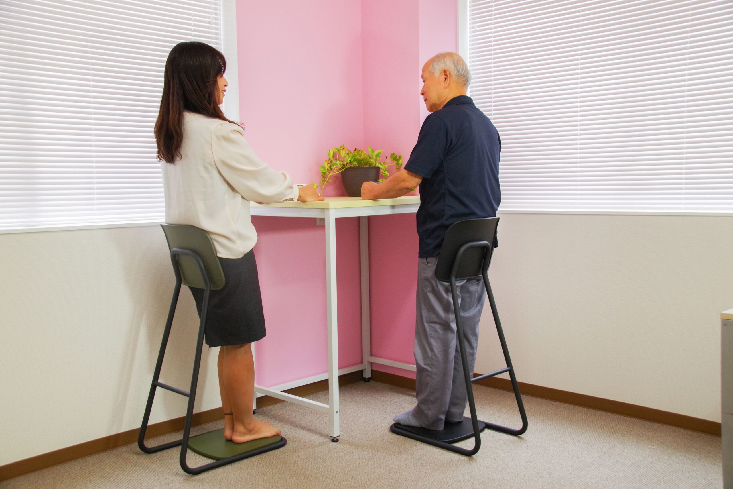 立ち仕事の新定番 「STAN CHAIR」